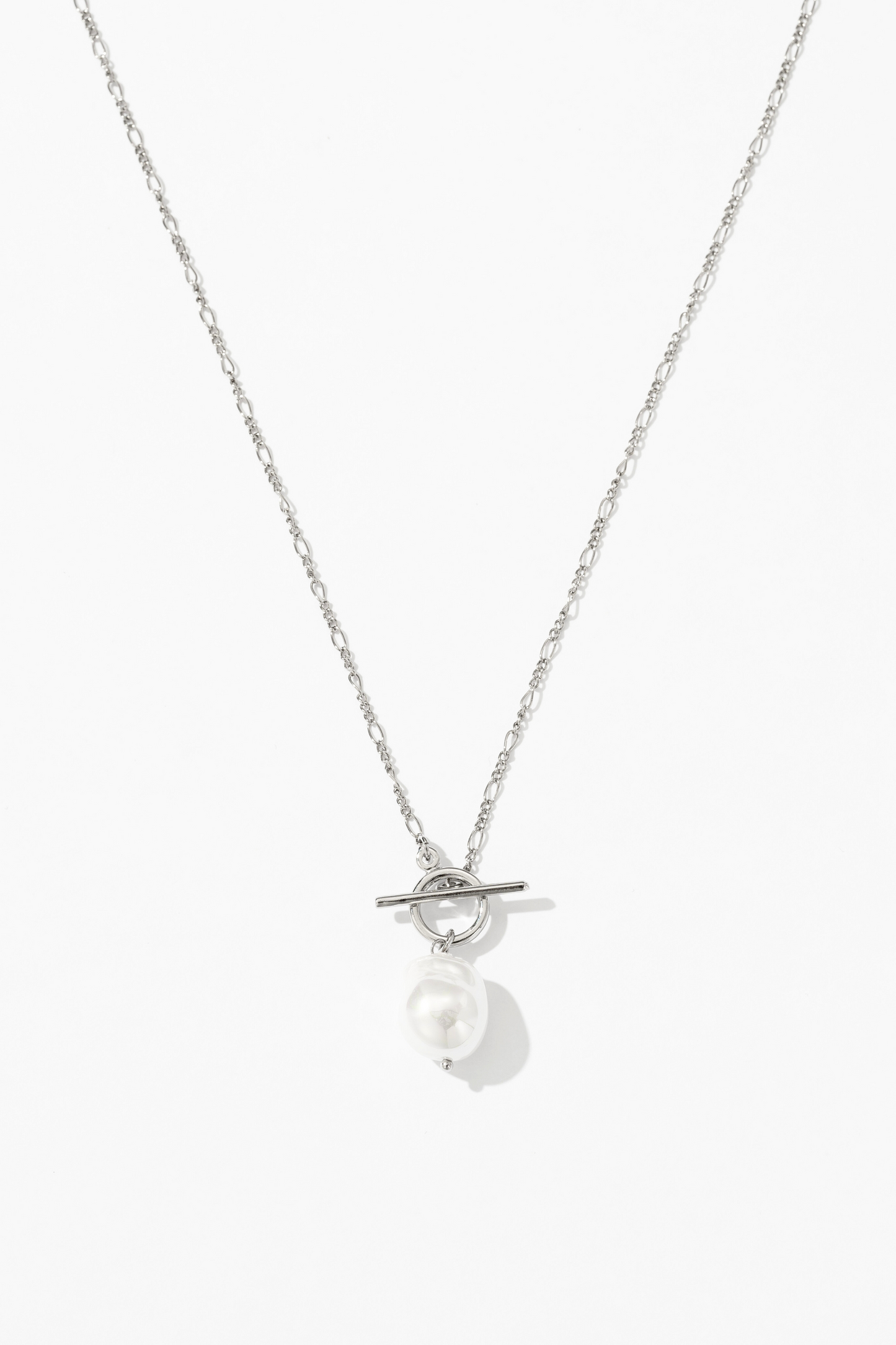 Collar elegante con perla dorada