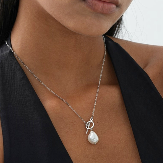 Collar elegante con perla dorada