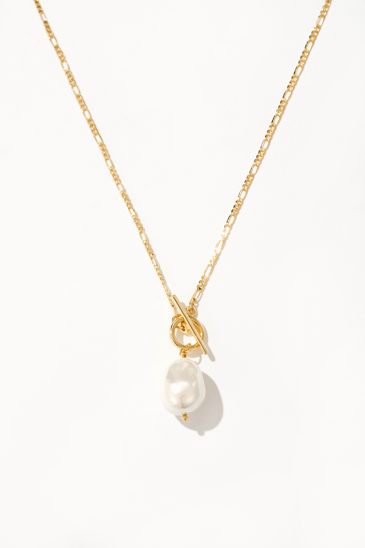 Collar elegante con perla dorada