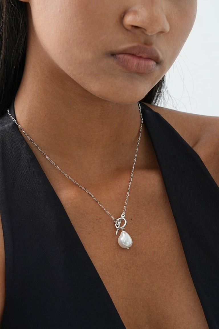 Collar elegante con perla dorada