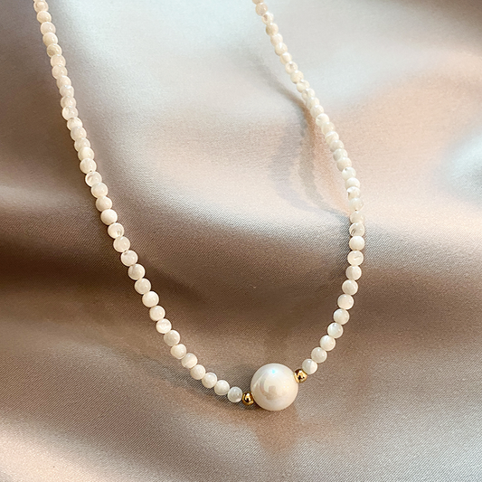 Collar elegante con perla